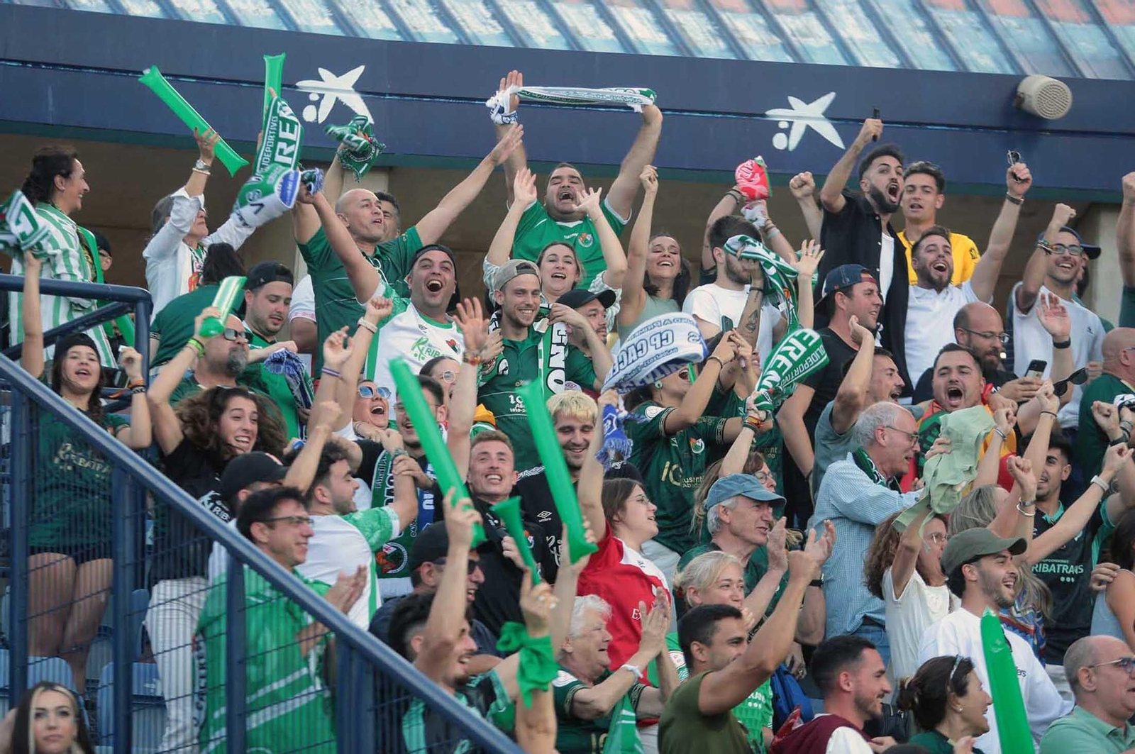 Imágenes del gran ambiente en el Nuevo Colombino en el ascenso del Recre