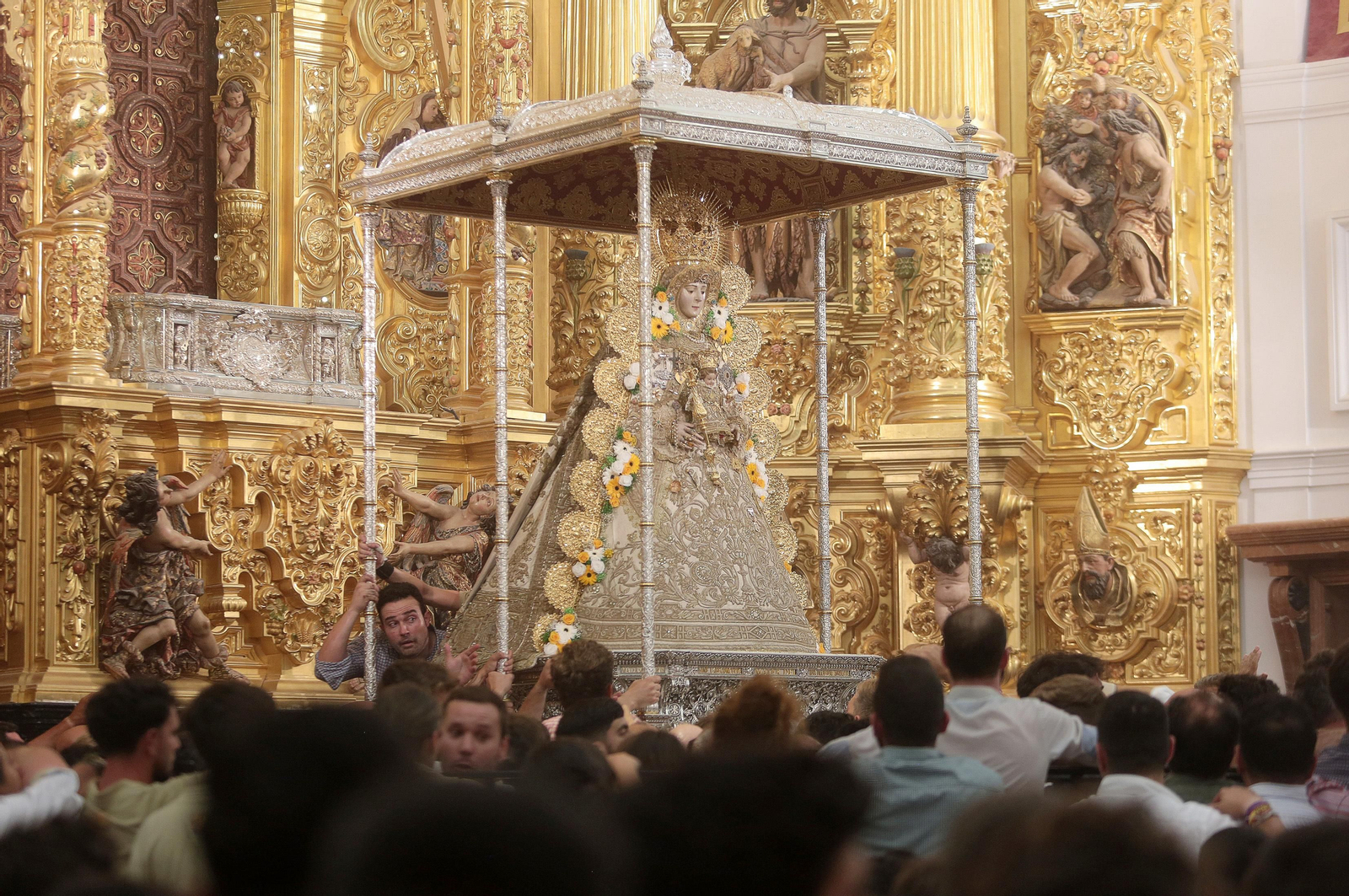 El Rocío 2023: Salto a la reja y procesión de la Virgen del Rocío en imágenes