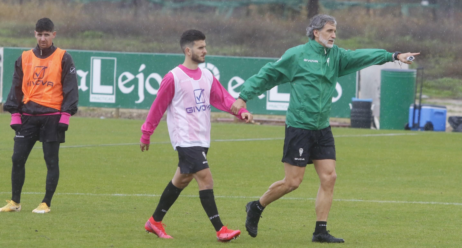 Pablo Alfaro coloca a Alberto Salido para realizar un ejercicio en el entrenamiento.