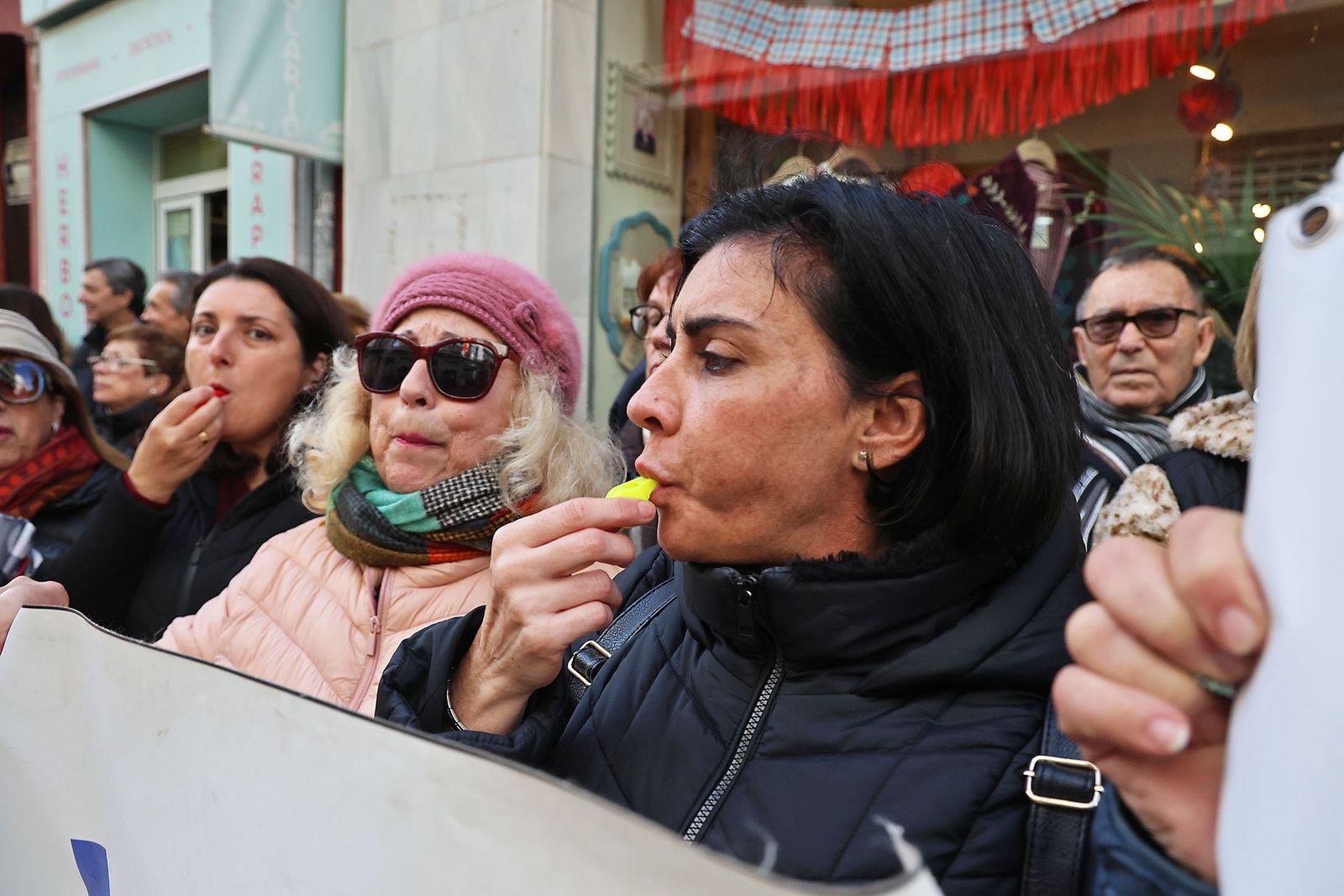 Fotografías de la manifestación en Huelva para exigir la regeneración de las playas