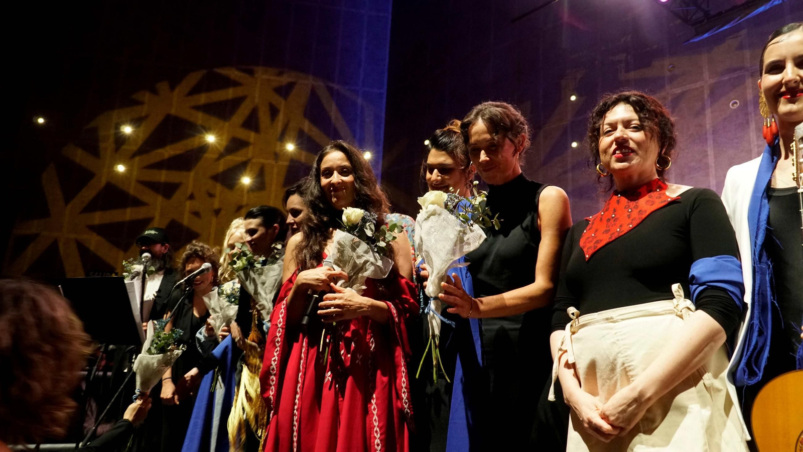 Varias de las artistas participantes en la sinfonía al final de la actuación