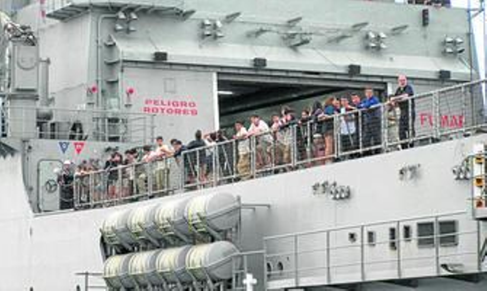 Los expedicionarios llegando ayer a Málaga en el 'Galicia'.