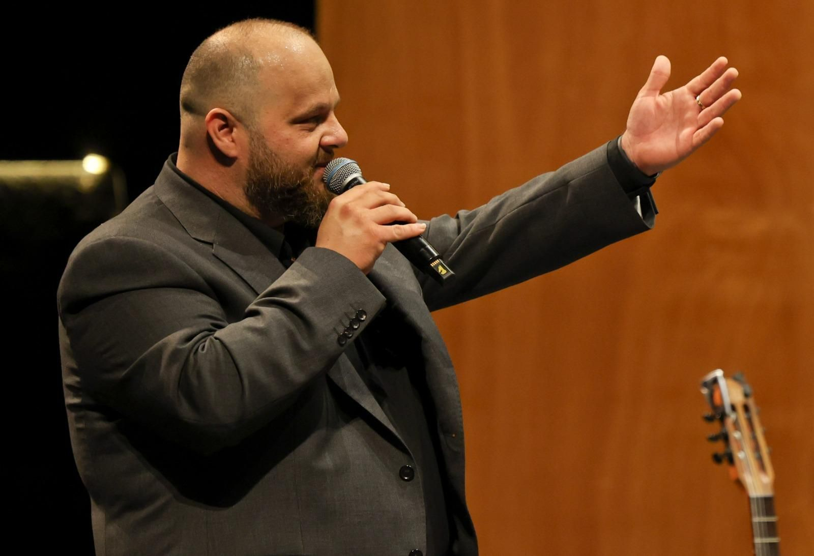 El concierto de David Barrull y la Orquesta Sinfónica de Triana en el Teatro Cervantes, en imágenes