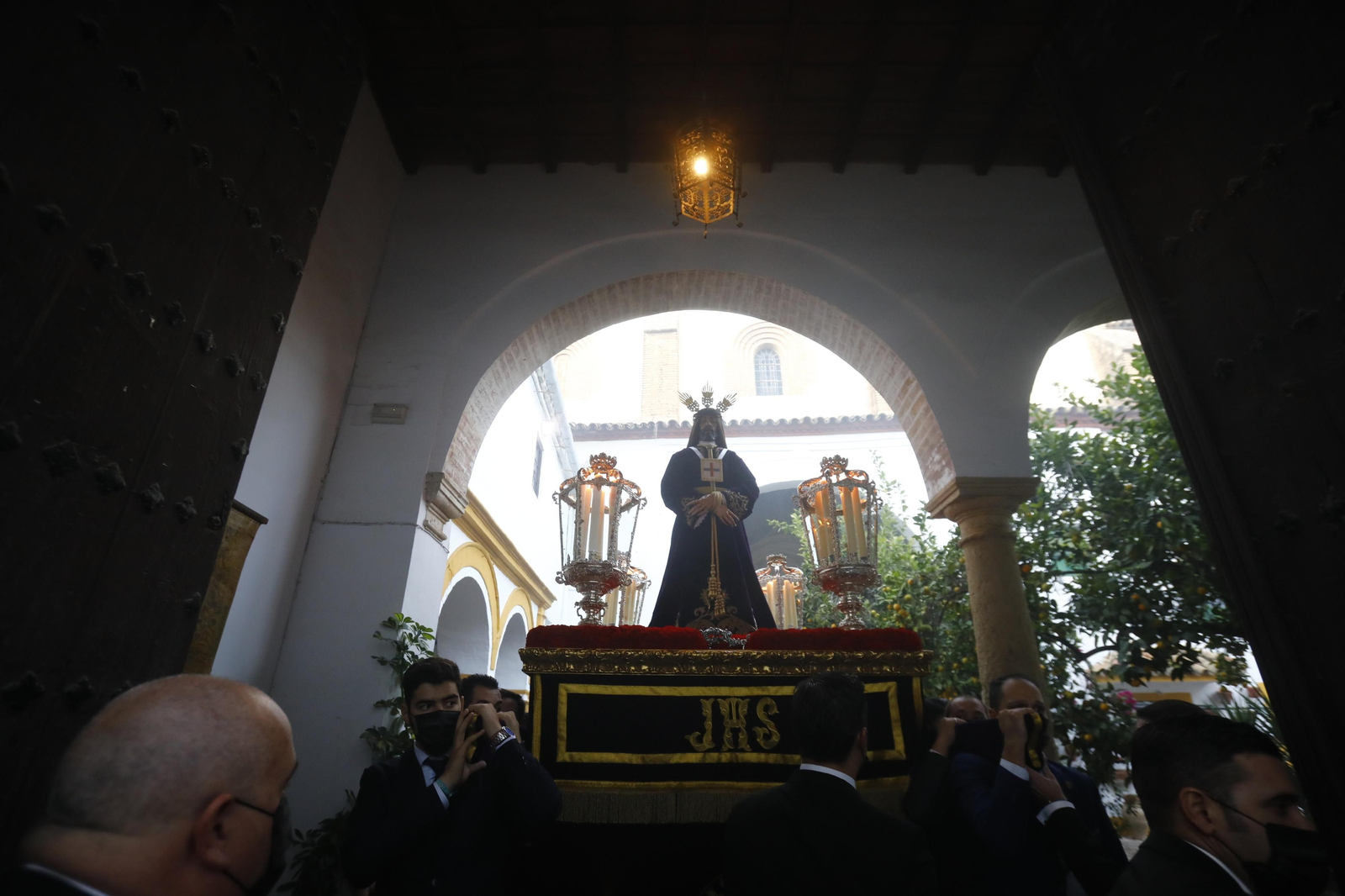 El traslado de Nuestro Padre Jesús Nazareno Rescatado, en imágenes