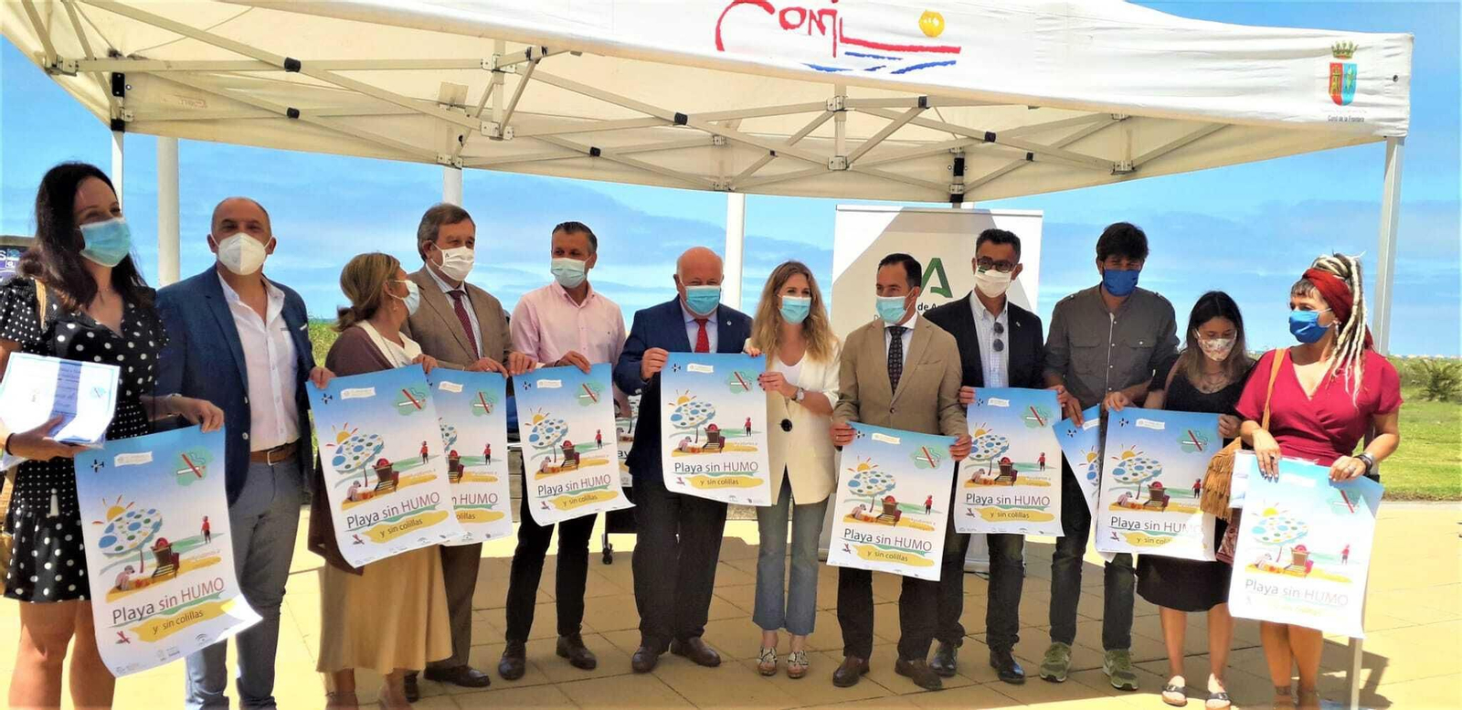 El consejero de Salud sostiene uno de los carteles que promocionan esta propuesta de playas sin humo.