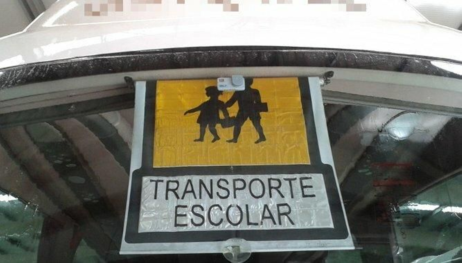 Un vehículo de transporte escolar.