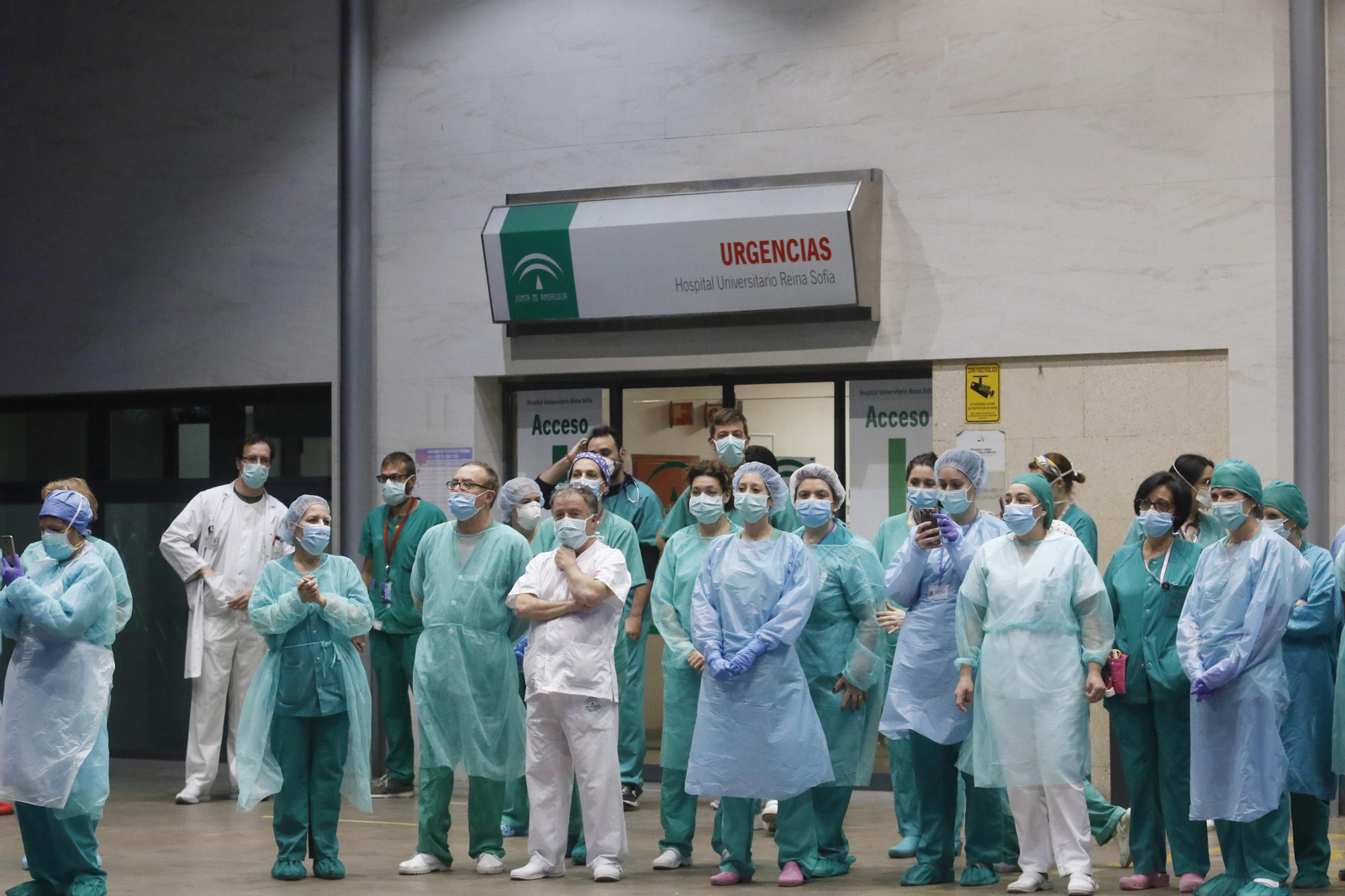 Los profesionales del Hospital Reina Sofía de Córdoba devuelven los aplausos de los cordobeses