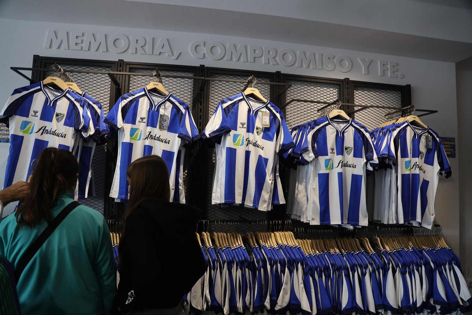 Alto ritmo de ventas en la tienda del Málaga CF por la camiseta retro: "La necesito"