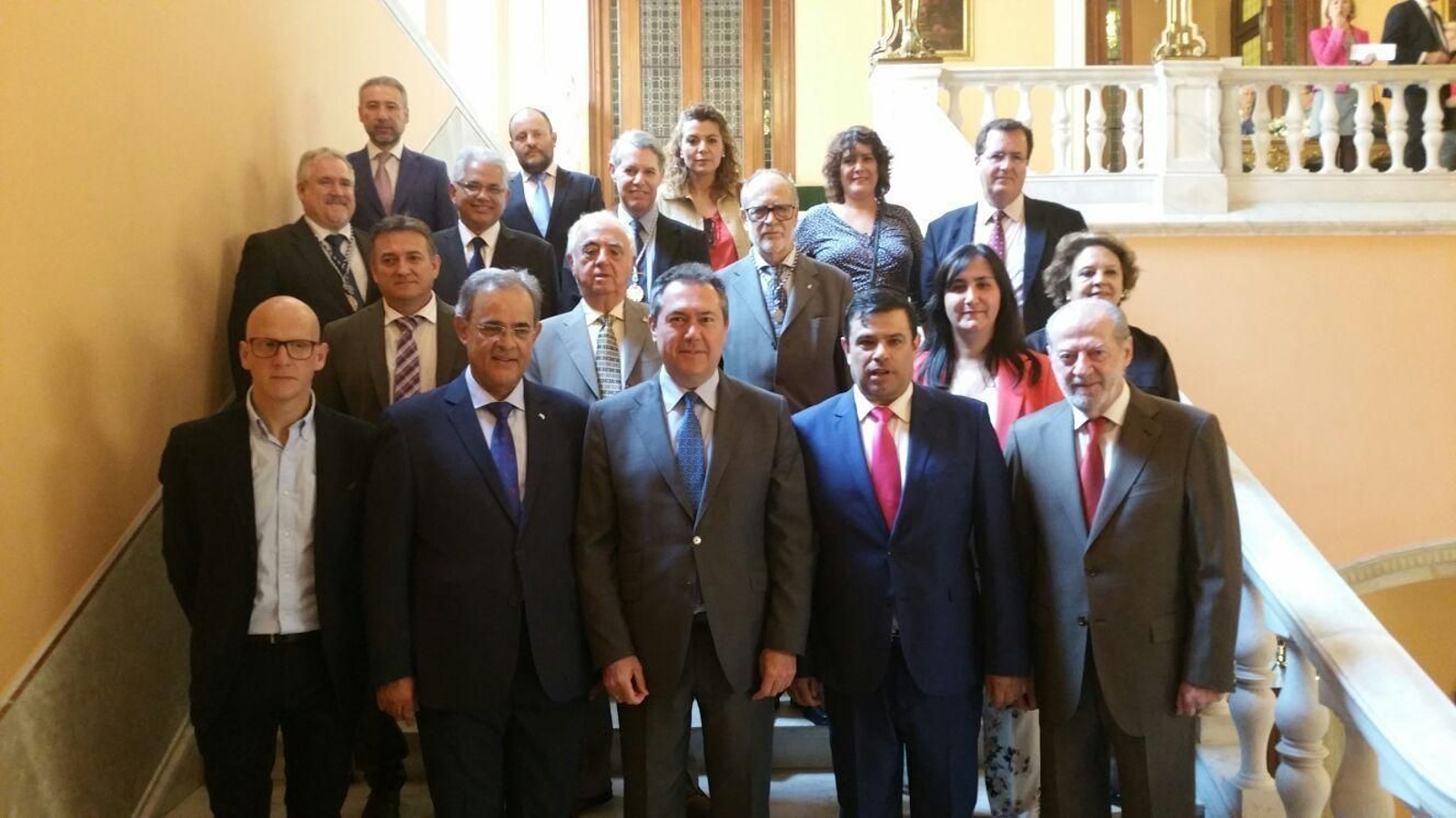 Villalobos (primero por la derecha) y Espadas (en el centro), en Sevilla.
