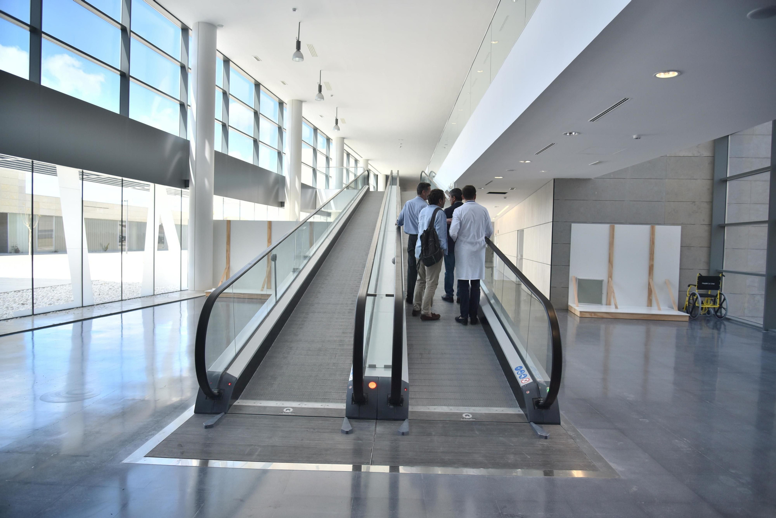 Varias personas suben por la pasarela principal del hospital linense.