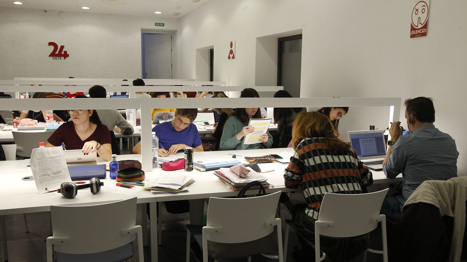 Las salas 24 horas, la tarde previa al Día de Andalucía, repleta de jóvenes estudiantes