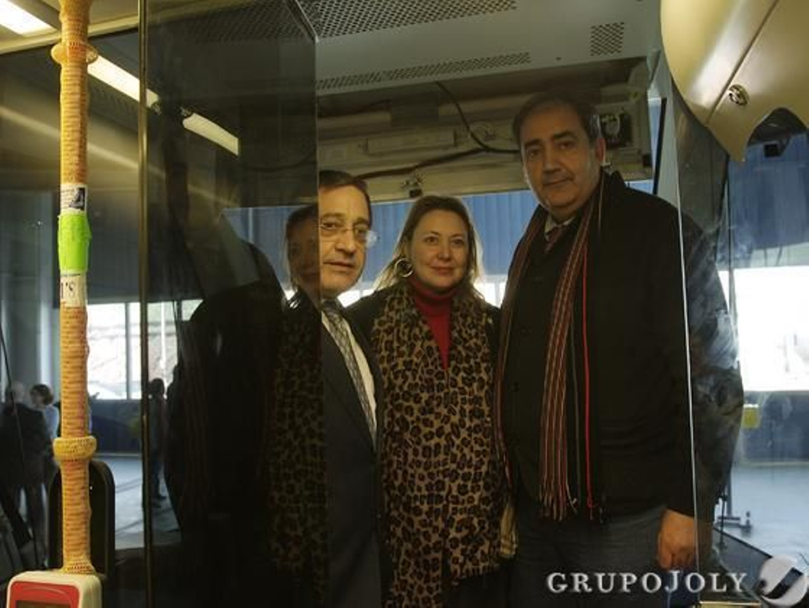 Fran Fernández y Nieves Hernández, en el interior de un tren durante la visita a la fábrica.

Foto: José Ángel García