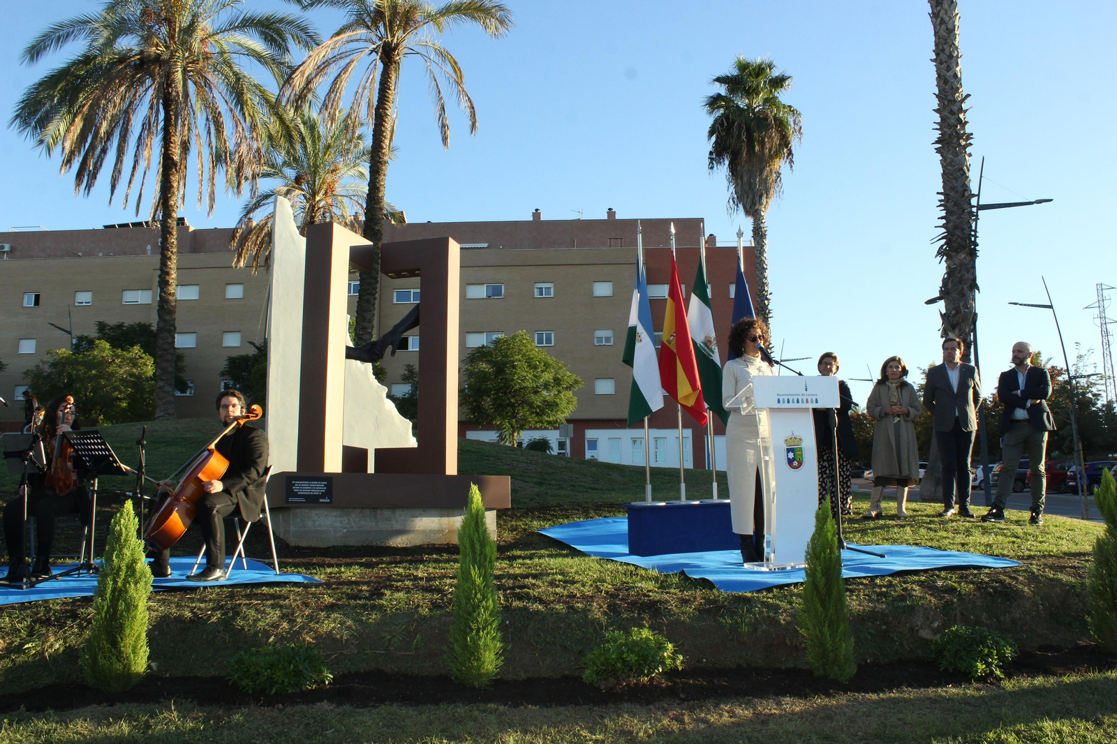La inauguración de la escultura en recuerdo de las víctimas del Covid en Lucena, en imágenes