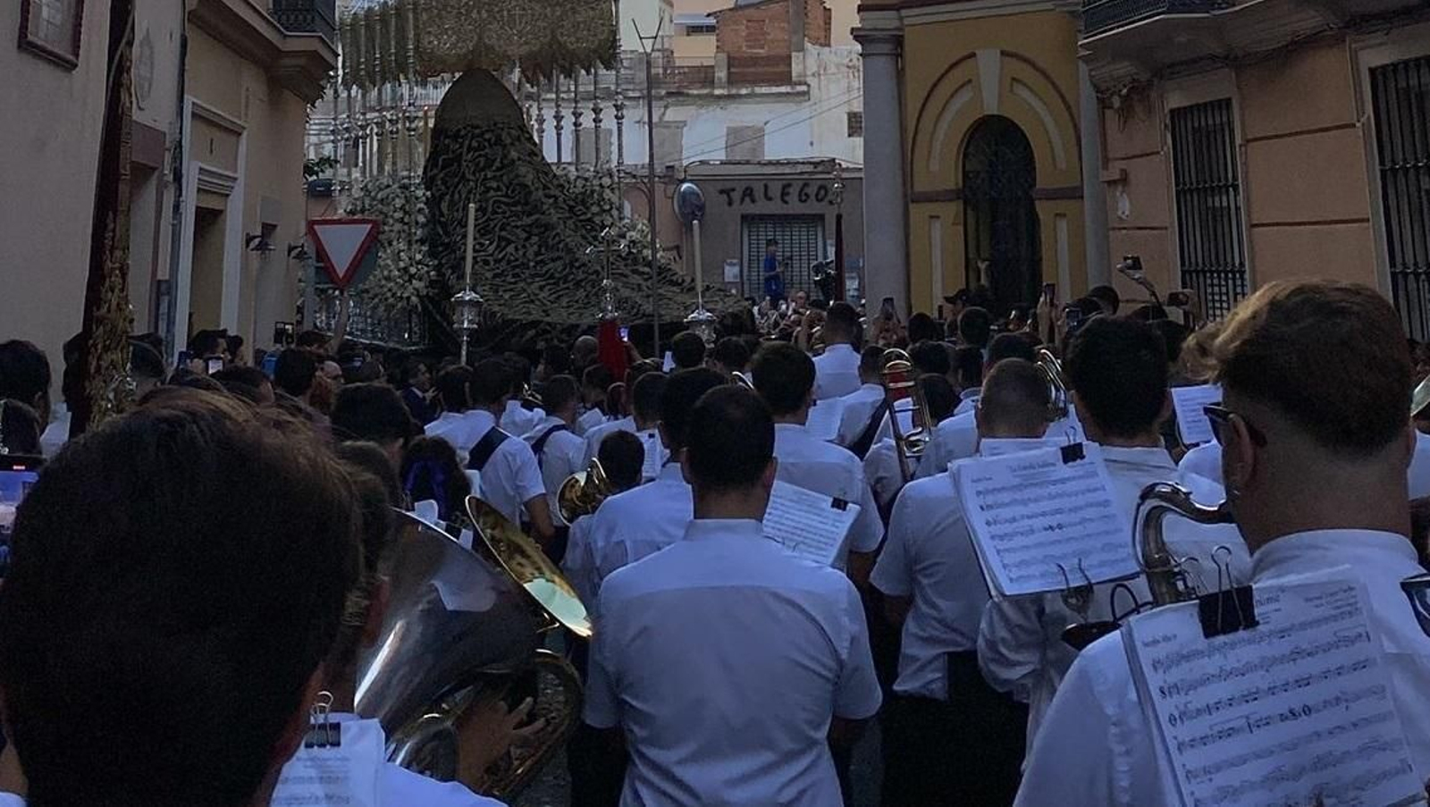 Músicos de la banda de la Expiración de Málaga, ayer durante la procesión de la Virgen de la Caridad
