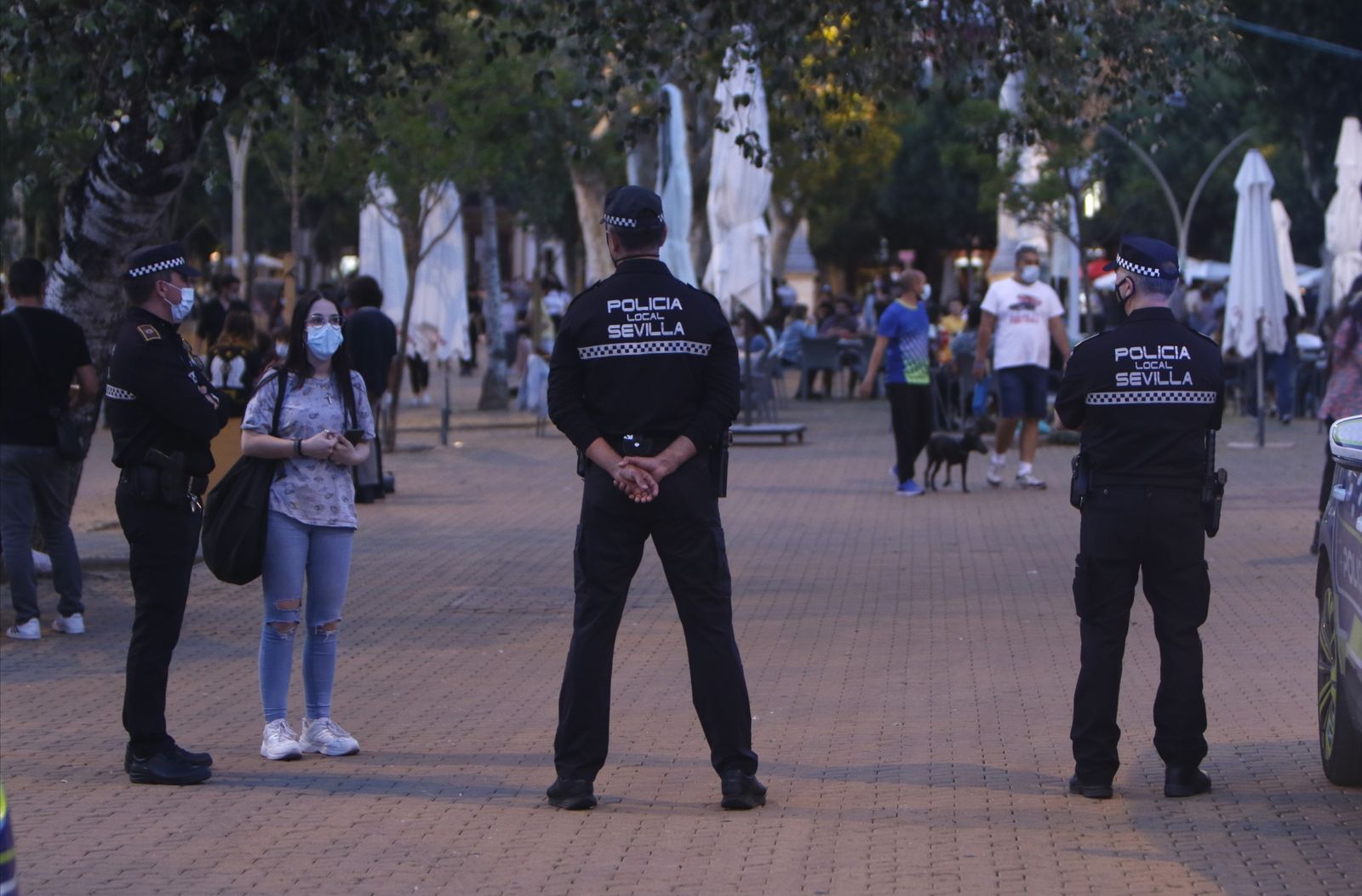 La Policía Local desplegada este viernes en la Alameda de Hércules.