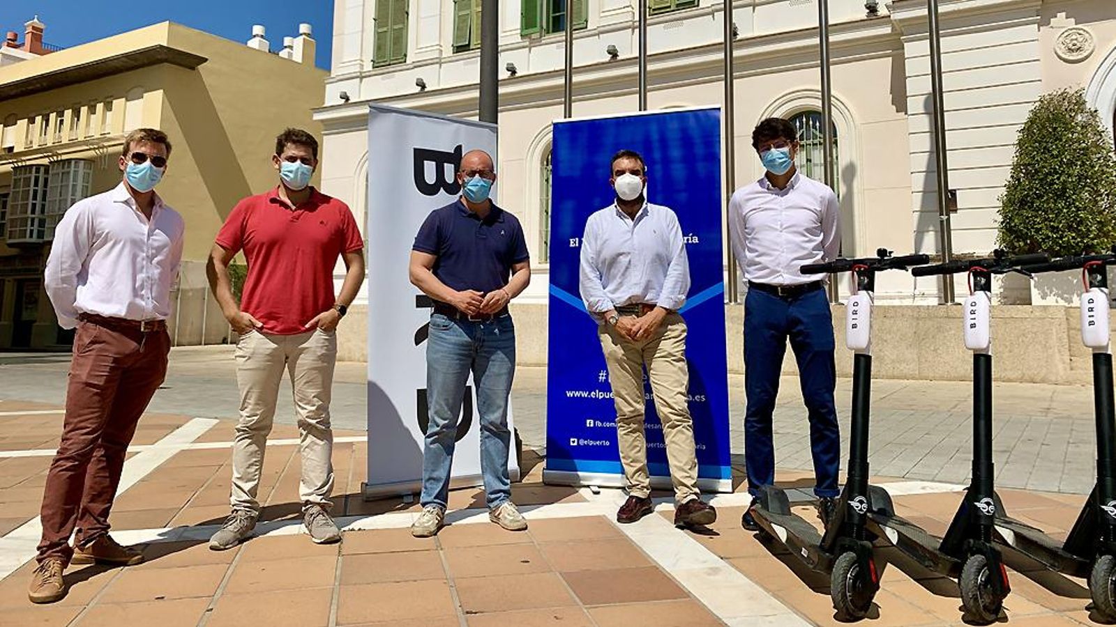 Germán Beardo, alcalde de El Puerto de Santa Maria; Millán Alegre, concejal de Medio Ambiente y Movilidad Sostenible, y responsables de la compañía Bird