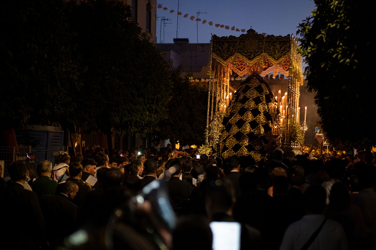 La procesión extraordinaria de la Virgen de los Dolores del Cerro del Águila, en imágenes