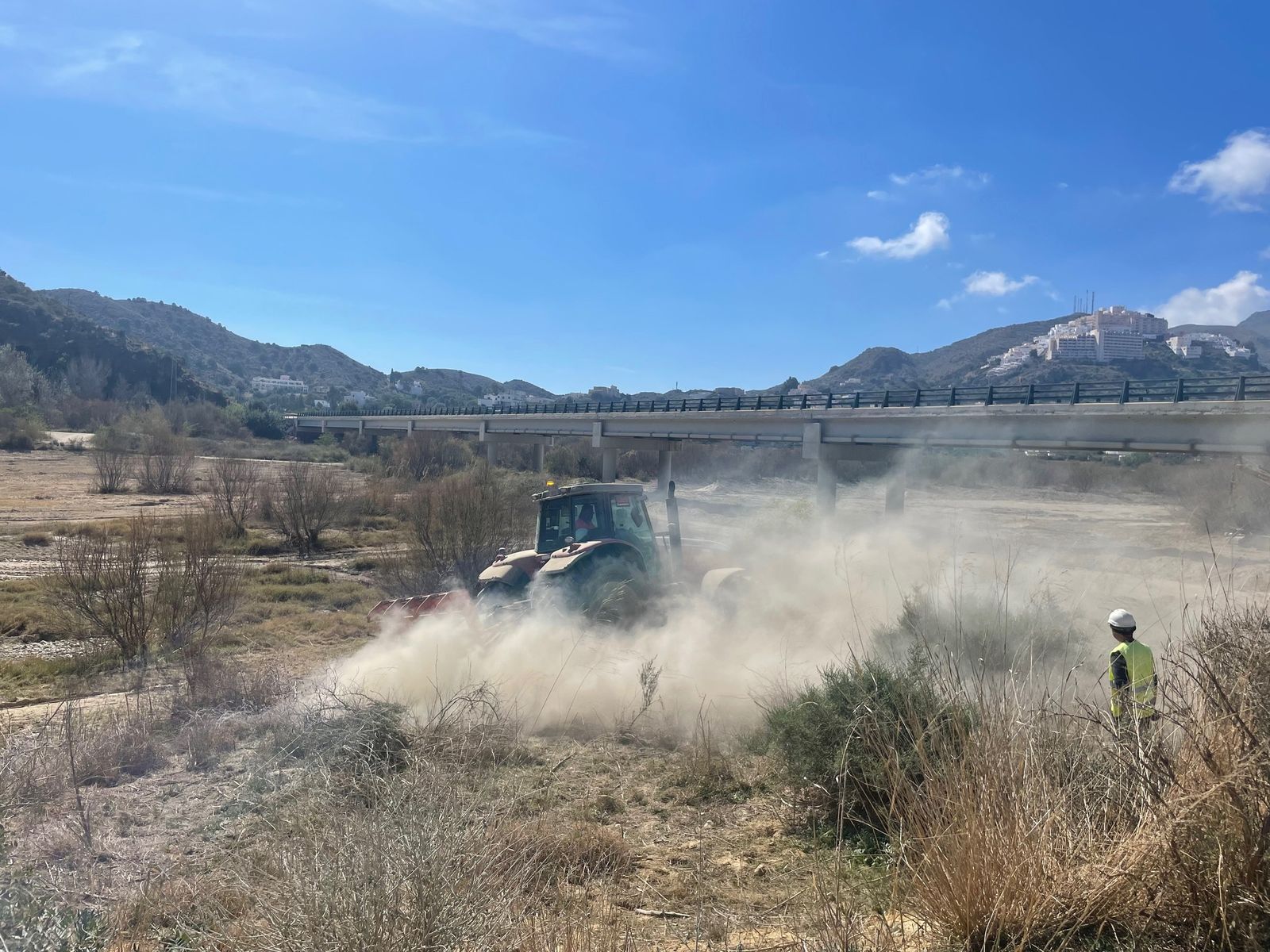 Trabajos de limpieza en el río Aguas.