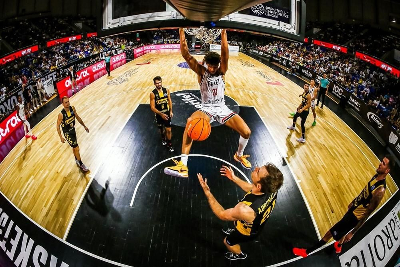 Tidjane Salaun machaca al Lenovo Tenerife.