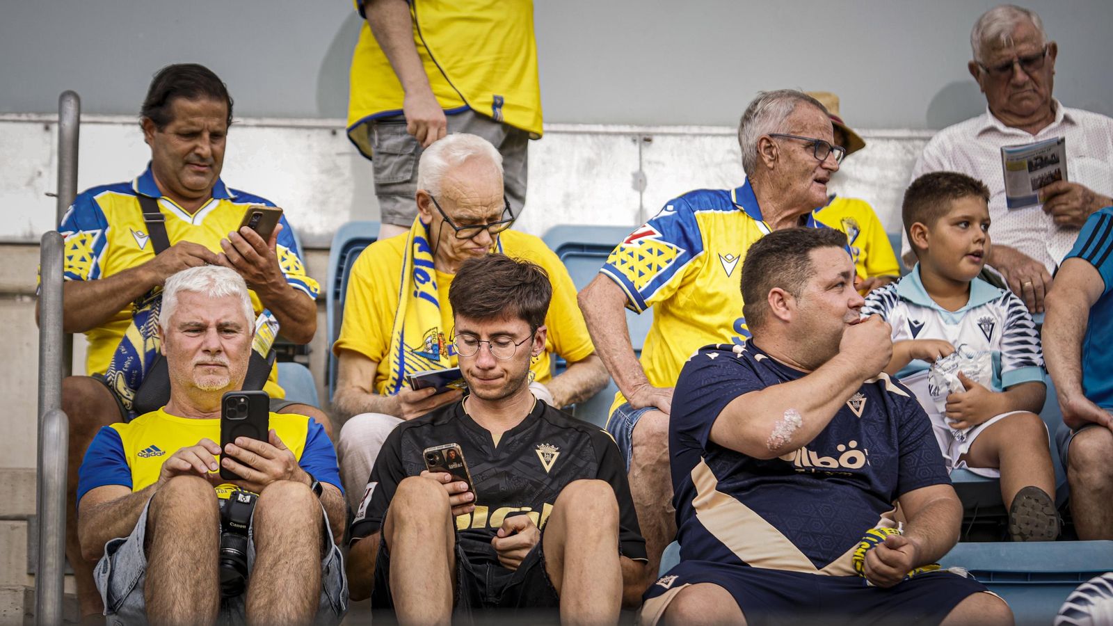 Búscate entre las fotos del partido de fútbol Cádiz CF - CD Tenerife de la Liga Hypermotion