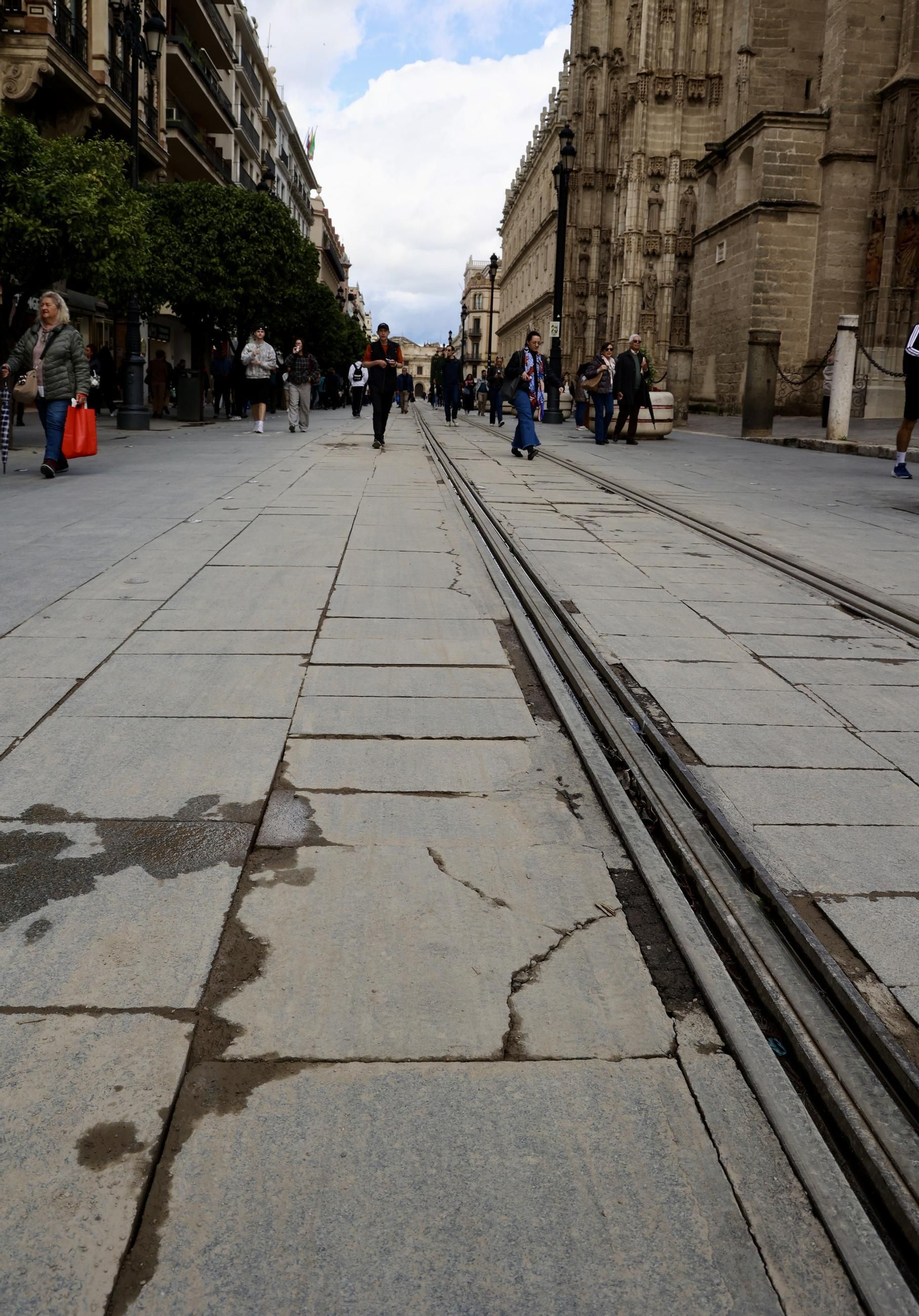 Mal estado del pavimento en la Avenida de la Constitución