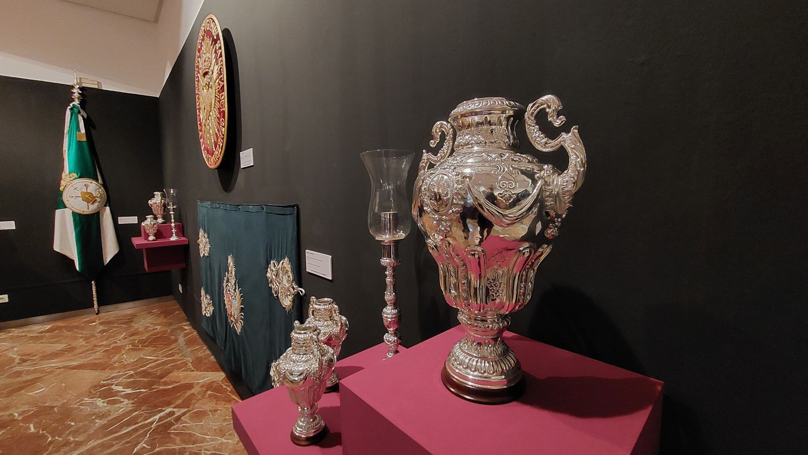 La exposición de estrenos de la Semana Santa, en imágenes