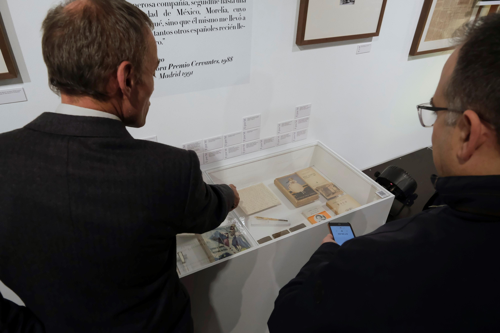 La exposición 'Escrito por mujeres. Escritoras del Siglo XX en español' de Cajasol, en imágenes