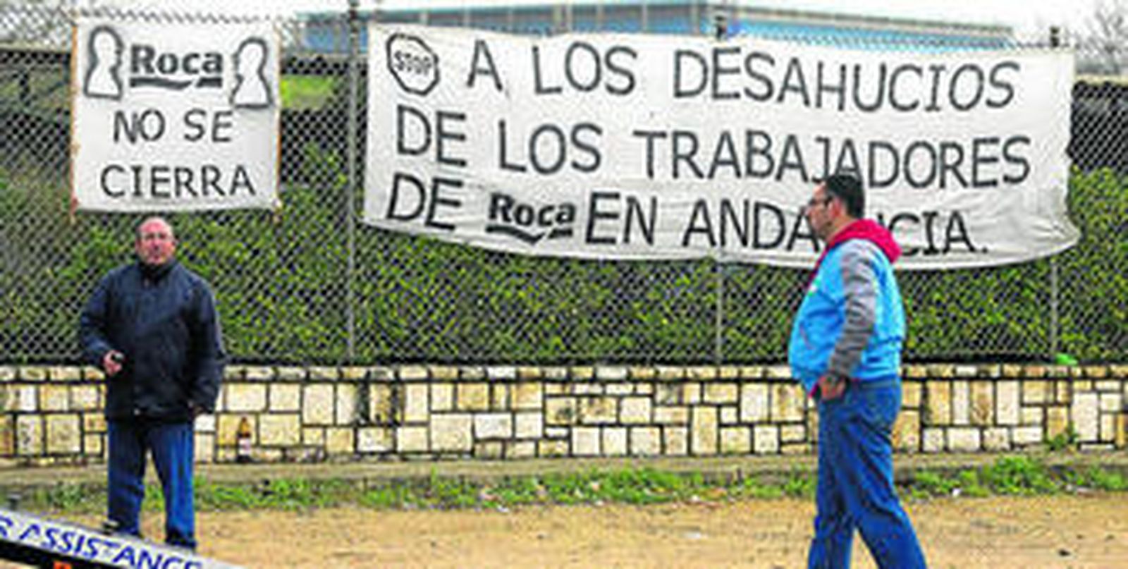 Pancartas colocadas el año pasado por trabajadores de Roca tras el anuncio del cierre de la fábrica.