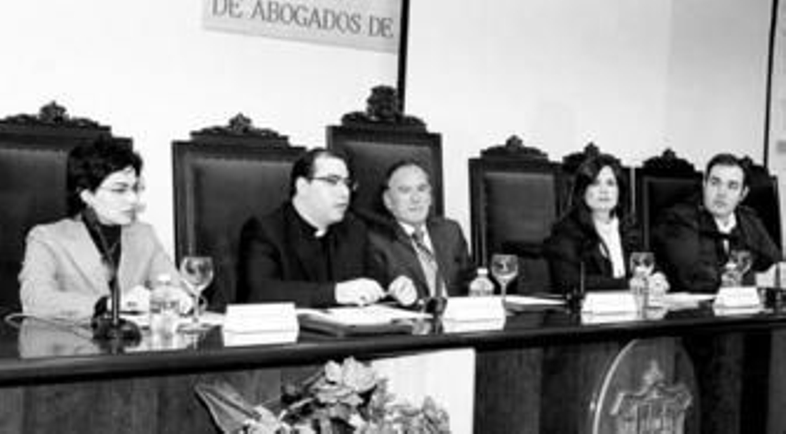 Presidentes de los grupos de Abogados Jóvenes y de Derecho de Familia junto a los ponentes y el titular del Colegio de Abogados, Simón Venzal.