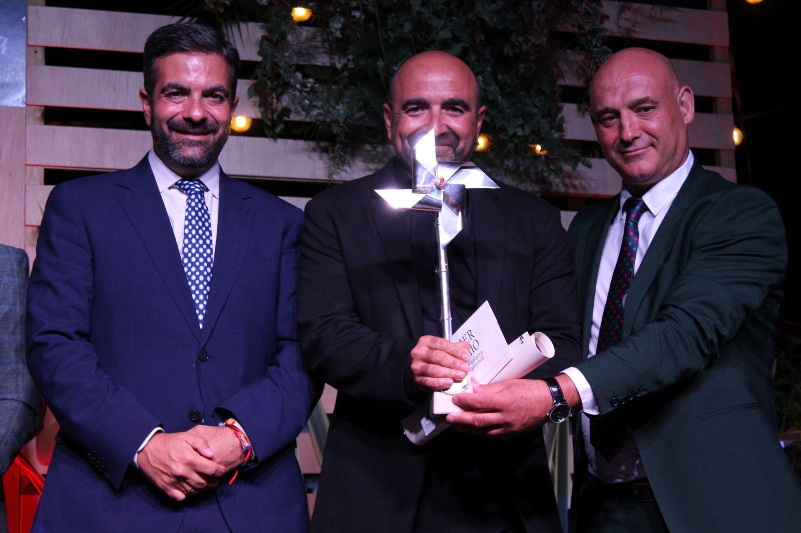 El alcalde de Loja, Joaquin Camacho, entrega a Antonio Nieto el premio de La Volaera