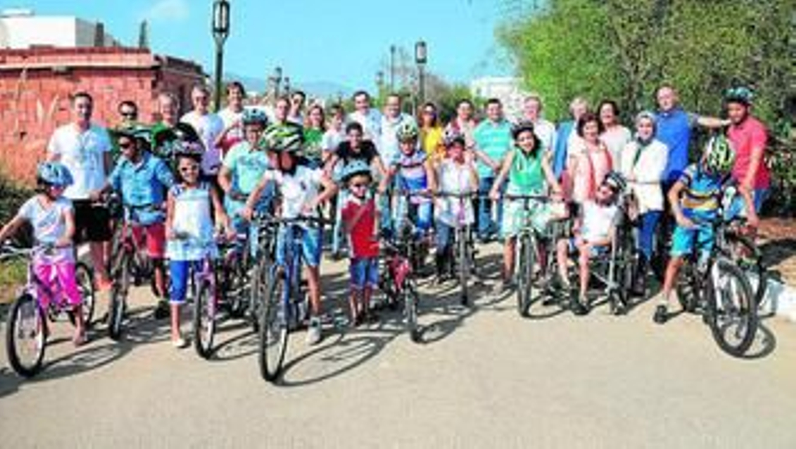 El grupo de voluntarios y niños con sus bicicletas, en el centro Dari de Tetuán.