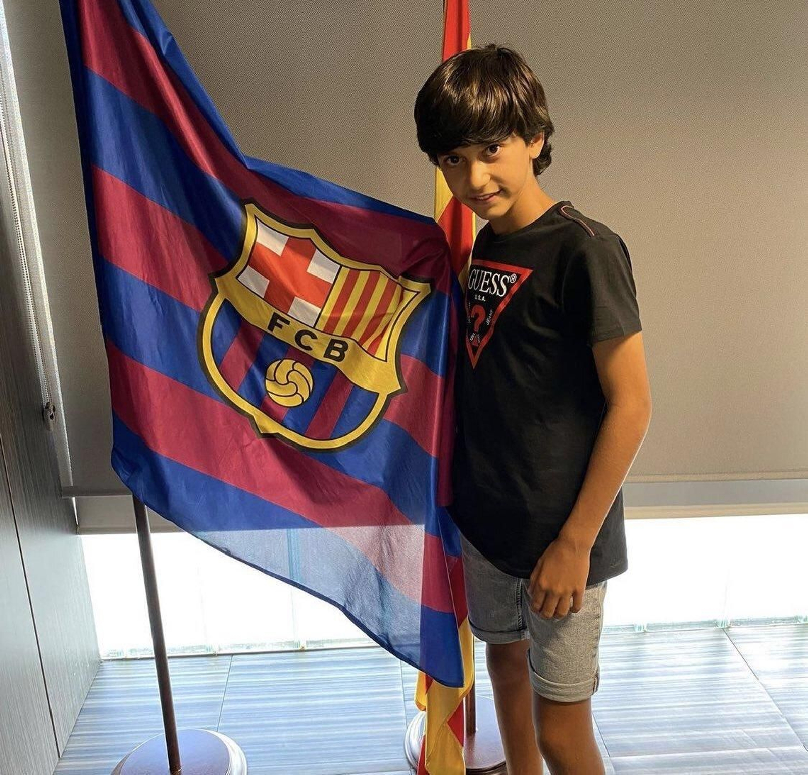 Adrián Guerrero posa con el escudo del Barça.