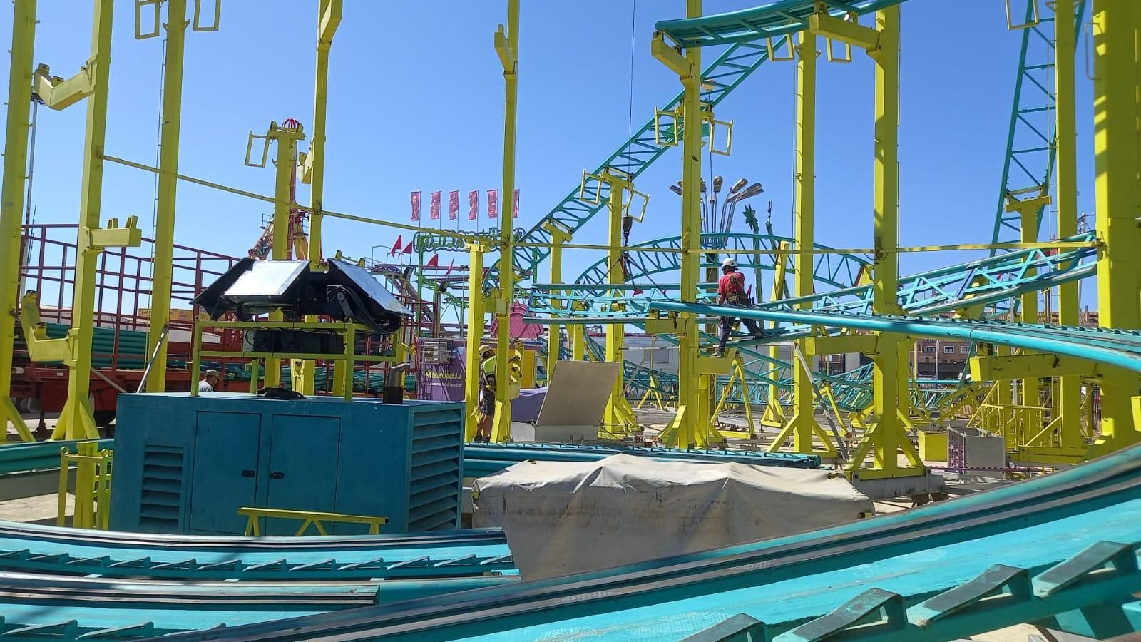 Recta final de los trabajos de montaje de las atracciones de la Feria de San Fernando