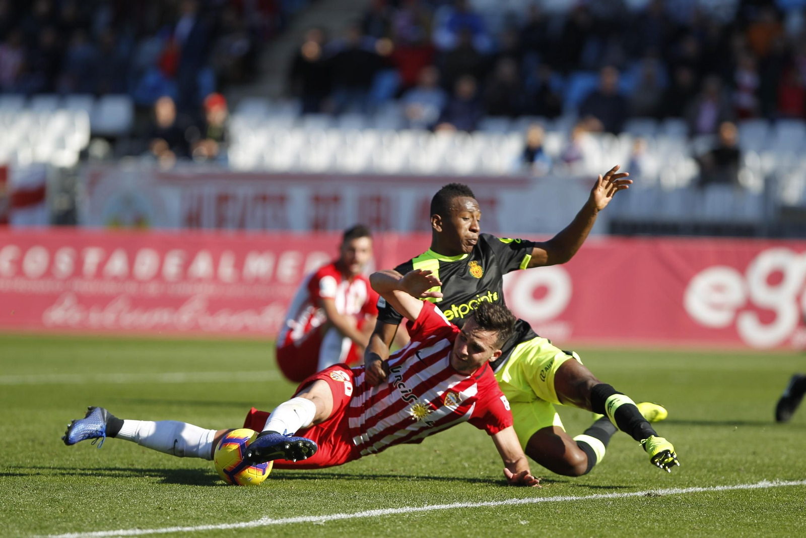 Álvaro Giménez sufre uno de los tres penaltis que le señalaron ante el Mallorca, este de Pervis