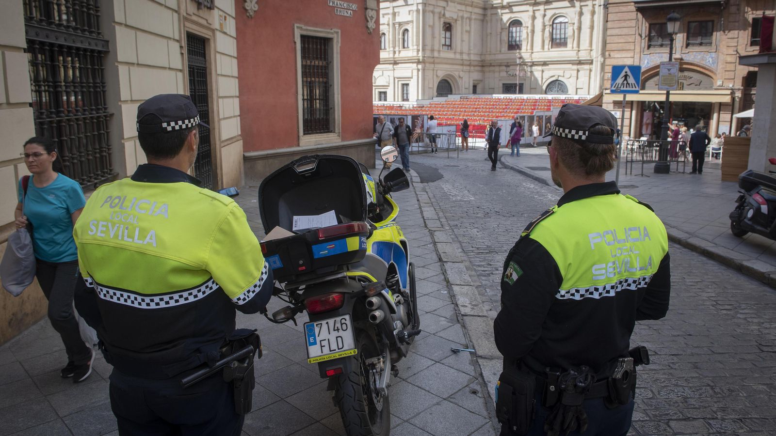 Policías locales en las inmediaciones de plaza de San Francisco.