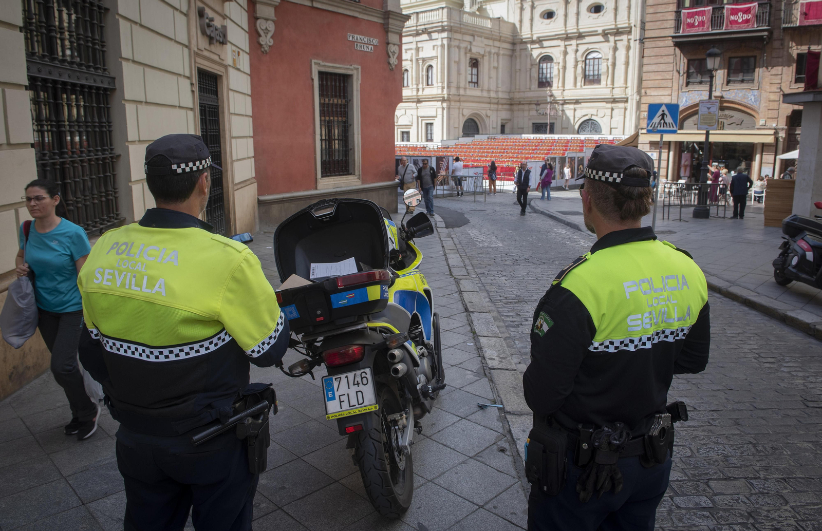 Policías locales en las inmediaciones de plaza de San Francisco.