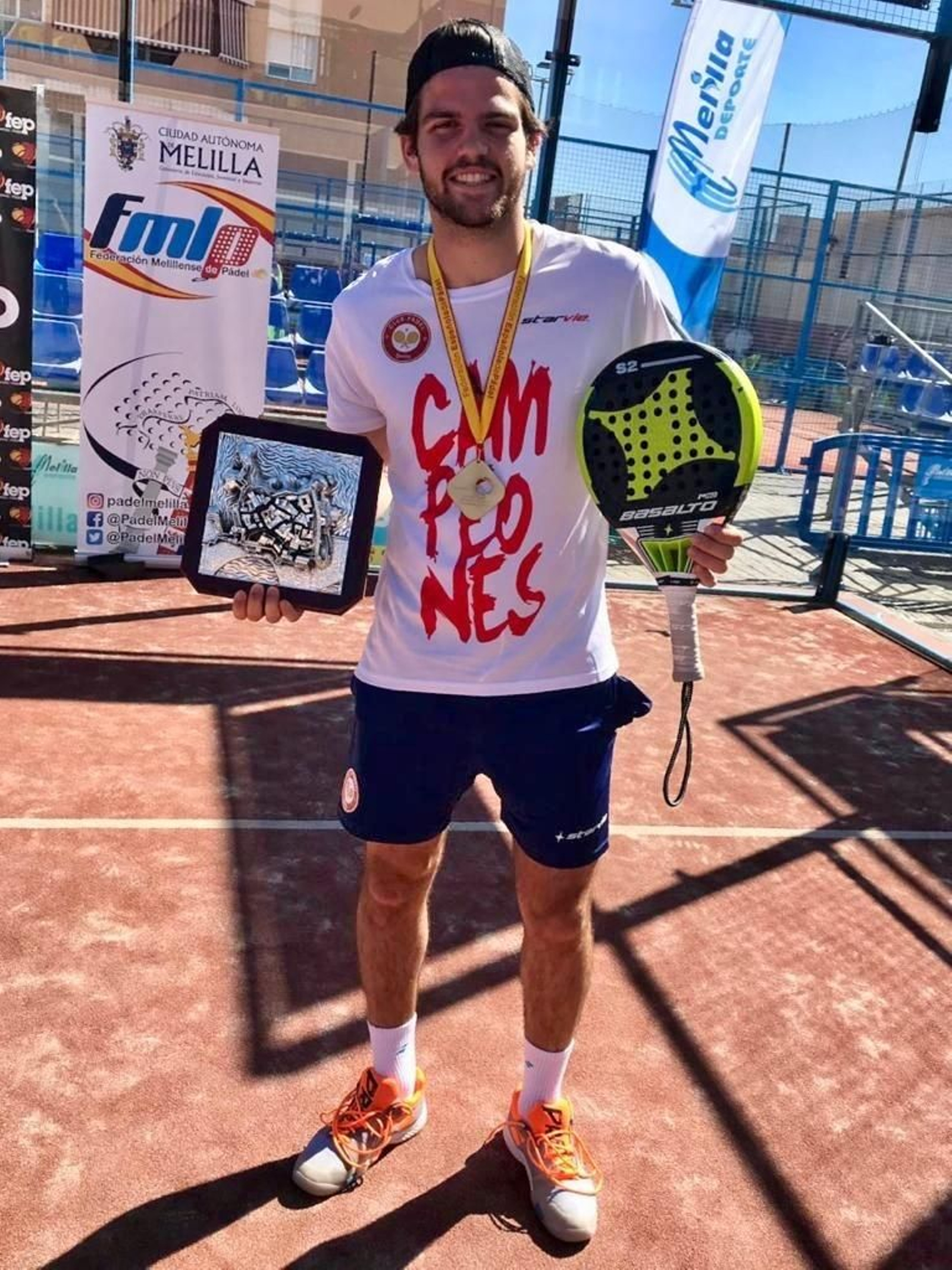 Javi Garrido posa con su medalla tras el título logrado.