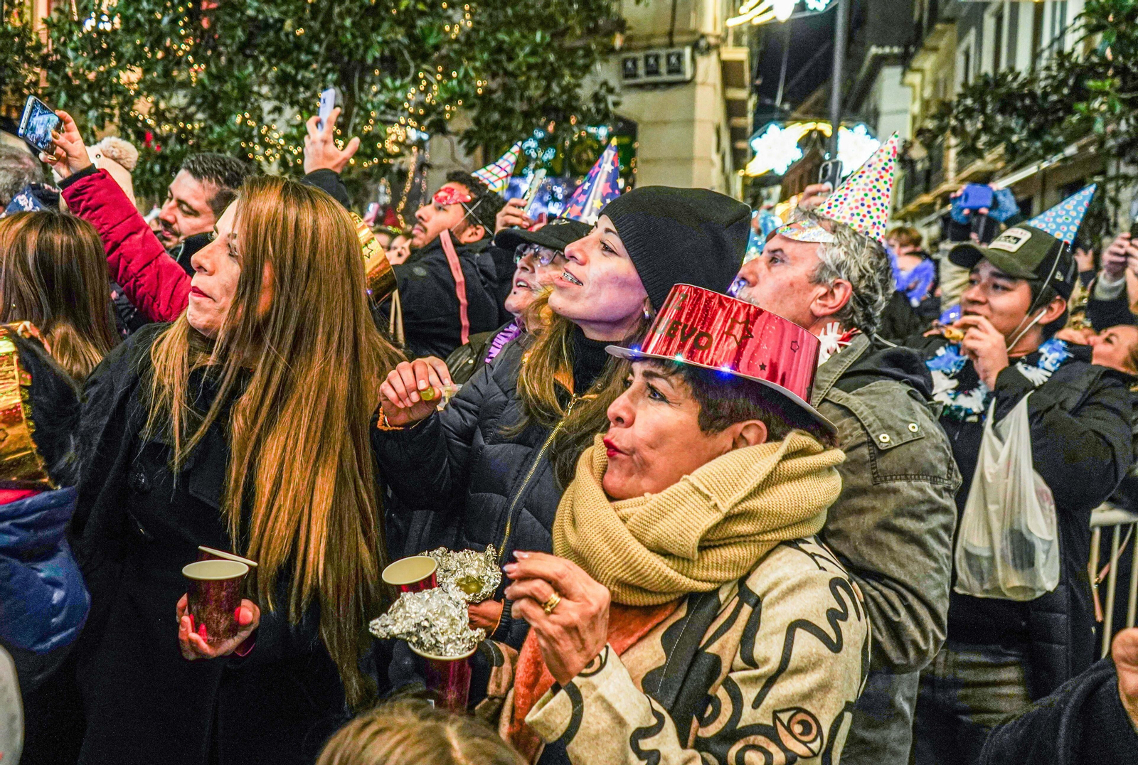 Así se vivieron las campanadas en la Plaza del Carmen de Granada: uvas y fiesta para recibir a 2024