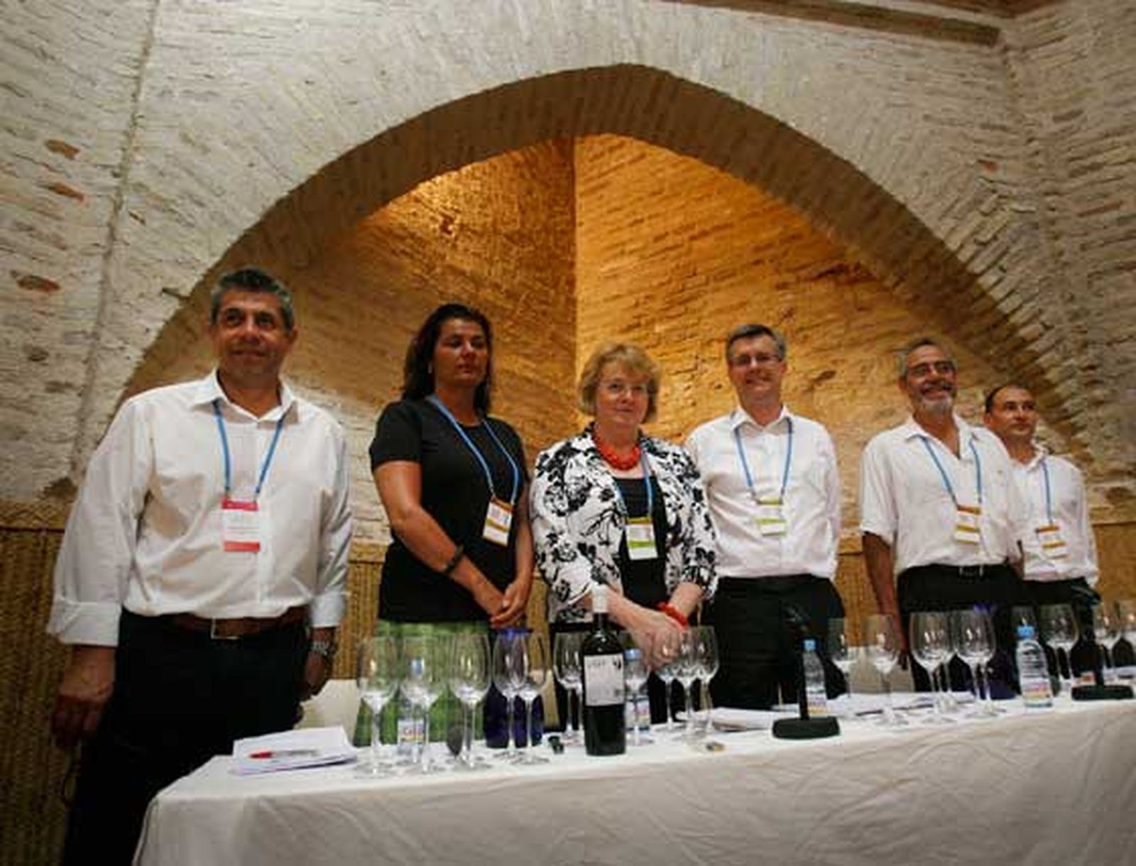Los seis Master of Wine, con el comisario de Vinoble Panco Campo (i) al frente, ayer antes de la cata magistral.

Foto: Pascual