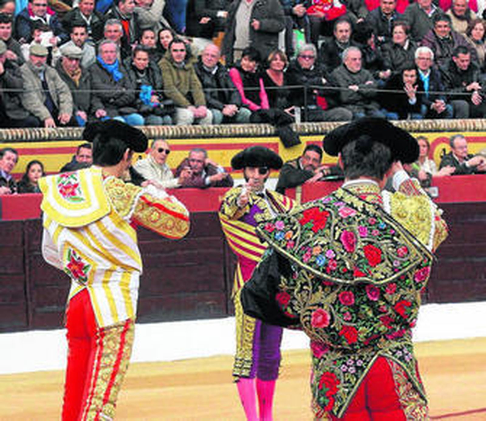 Padilla (de frente) y Perera y El Juli (de espaldas) se desean suerte antes de la corrida en Olivenza.