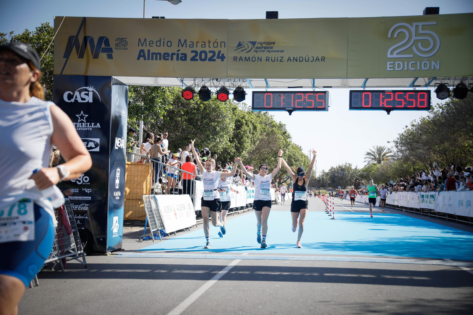 Imágenes de la llegada de la Media maratón Ciudad de Almería