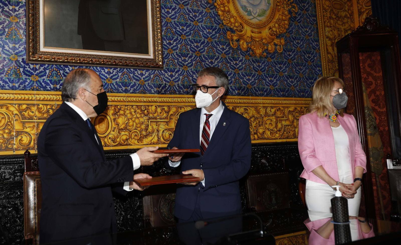 Landaluce y Piniella se intercambias las carpetas con el convenio.