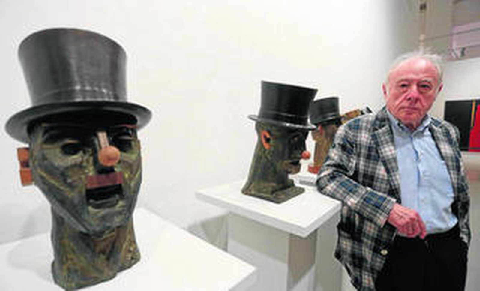 Eduardo Arroyo (Madrid, 1937), ayer, en el CAC Málaga, junto a dos obras de su serie 'Deshollinador' (1980-2007).
