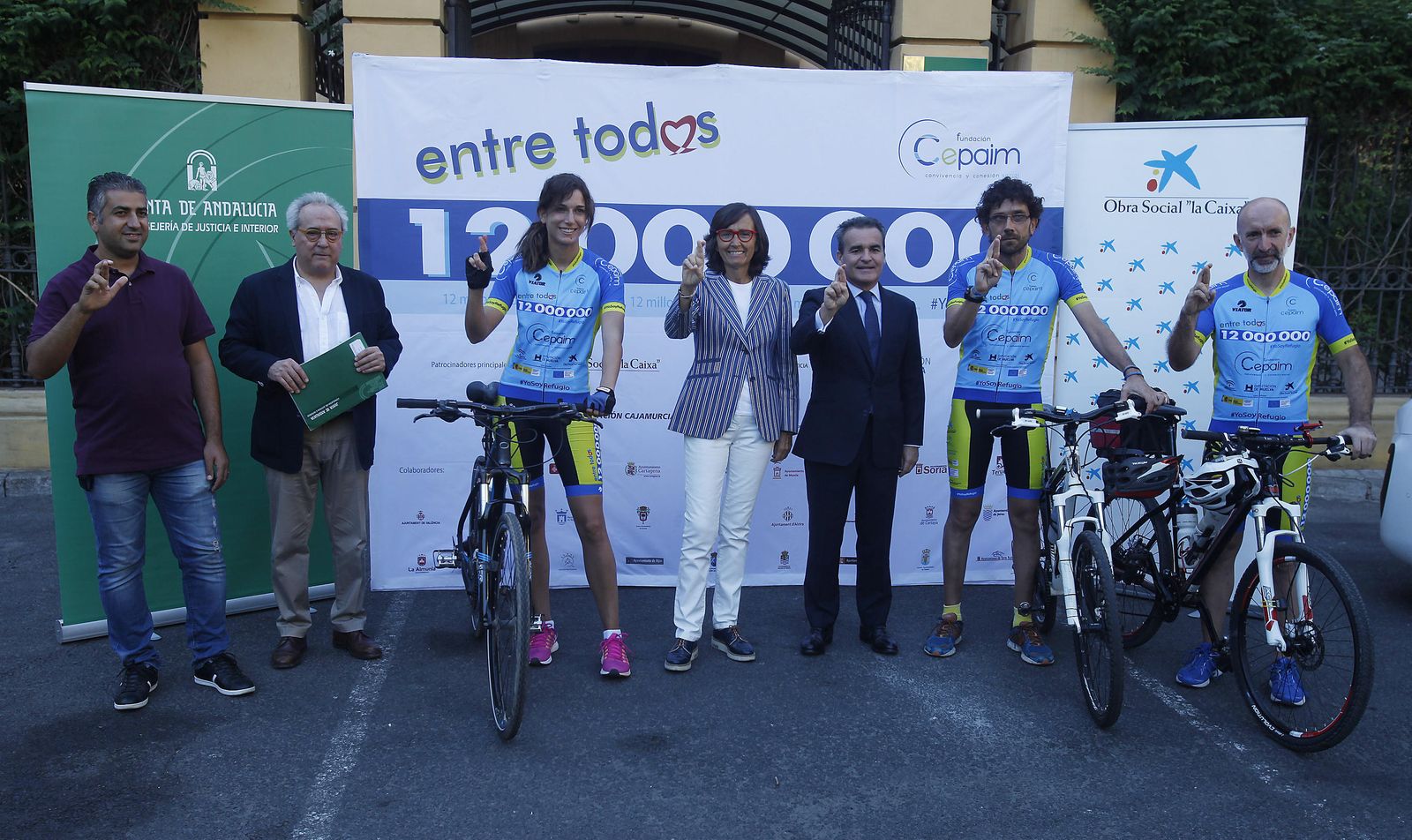 Los protagonistas del reto, junto a Rosa Aguilar y Rafael Herrador.