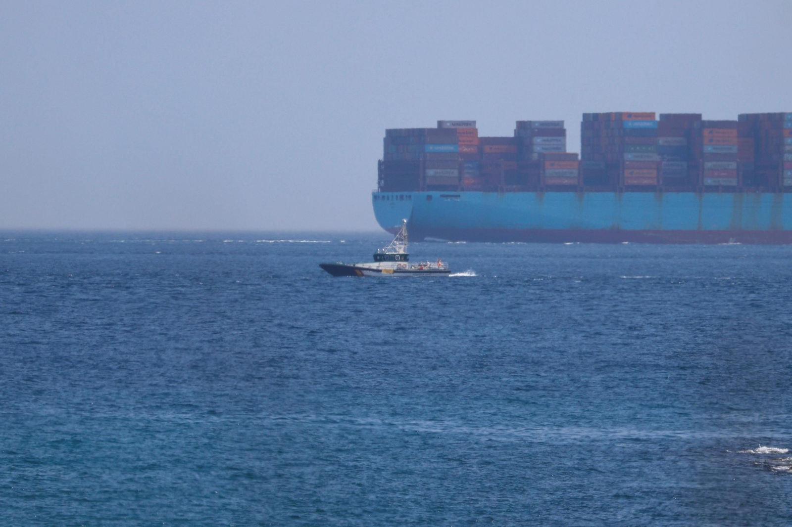 Una patrullera de la Guardia Civil, este sábado en Cala Arena.