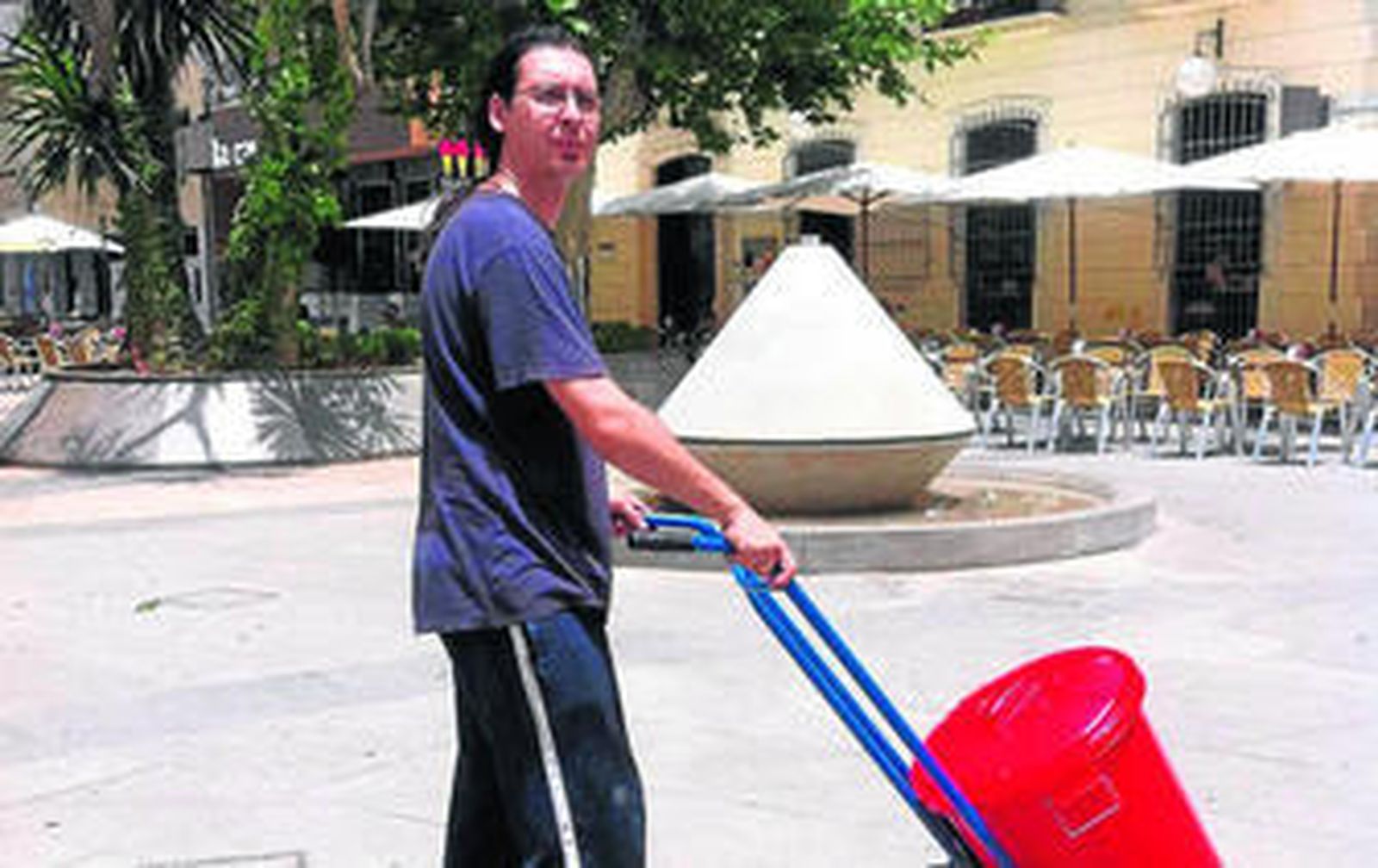 Javier Linares puso en marcha la empresa Almería Recicla hace ya dos años para gestionar aceite usado a domicilio.