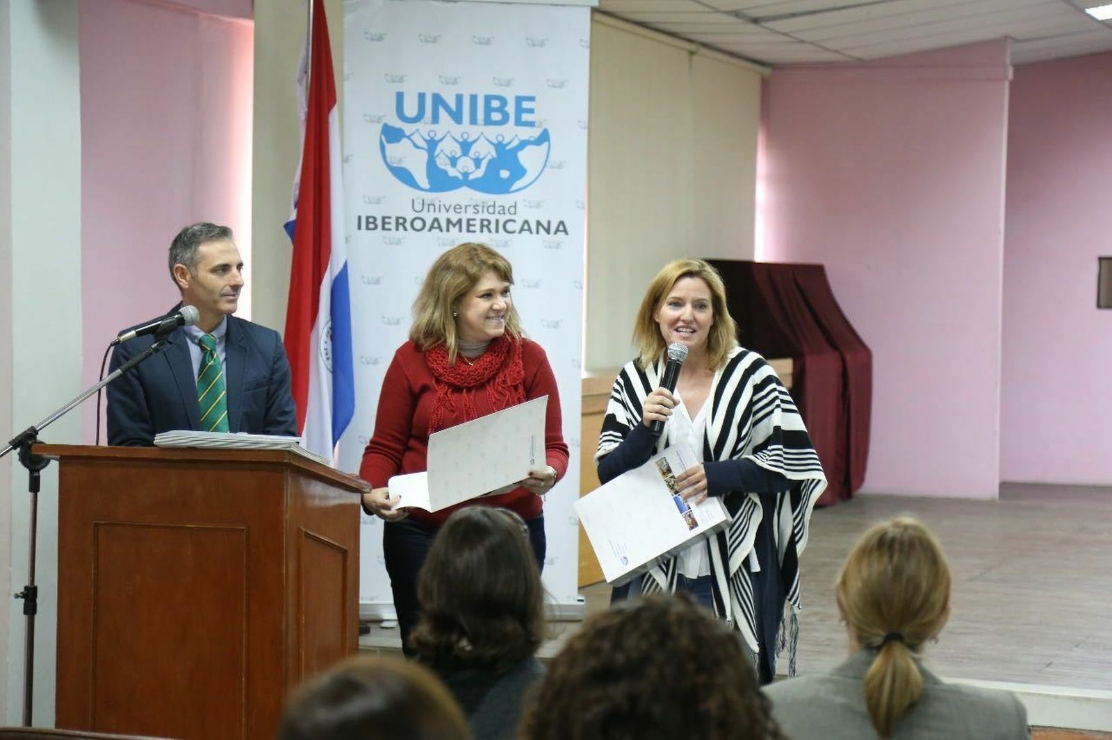Fernando Rubio, en una universidad de Paraguay.