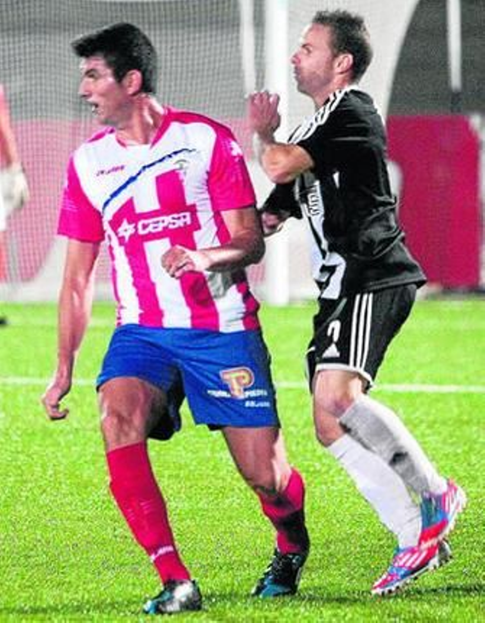 Mateo, en el suelo, aborta una clara ocasión de Alfaro en el minuto nueve de partido.