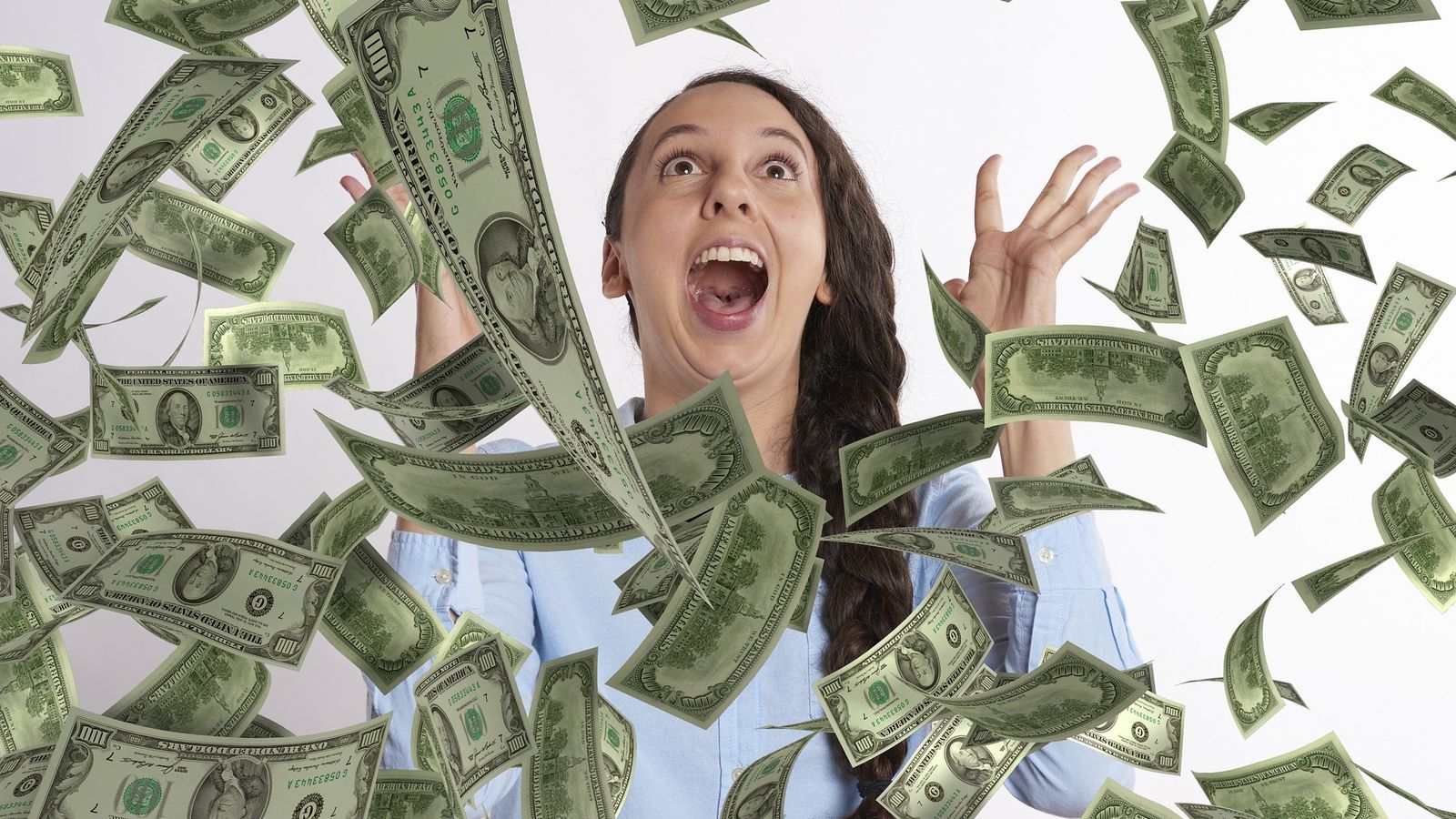 Mujer lanzando billetes al aire tras tocarle un premio