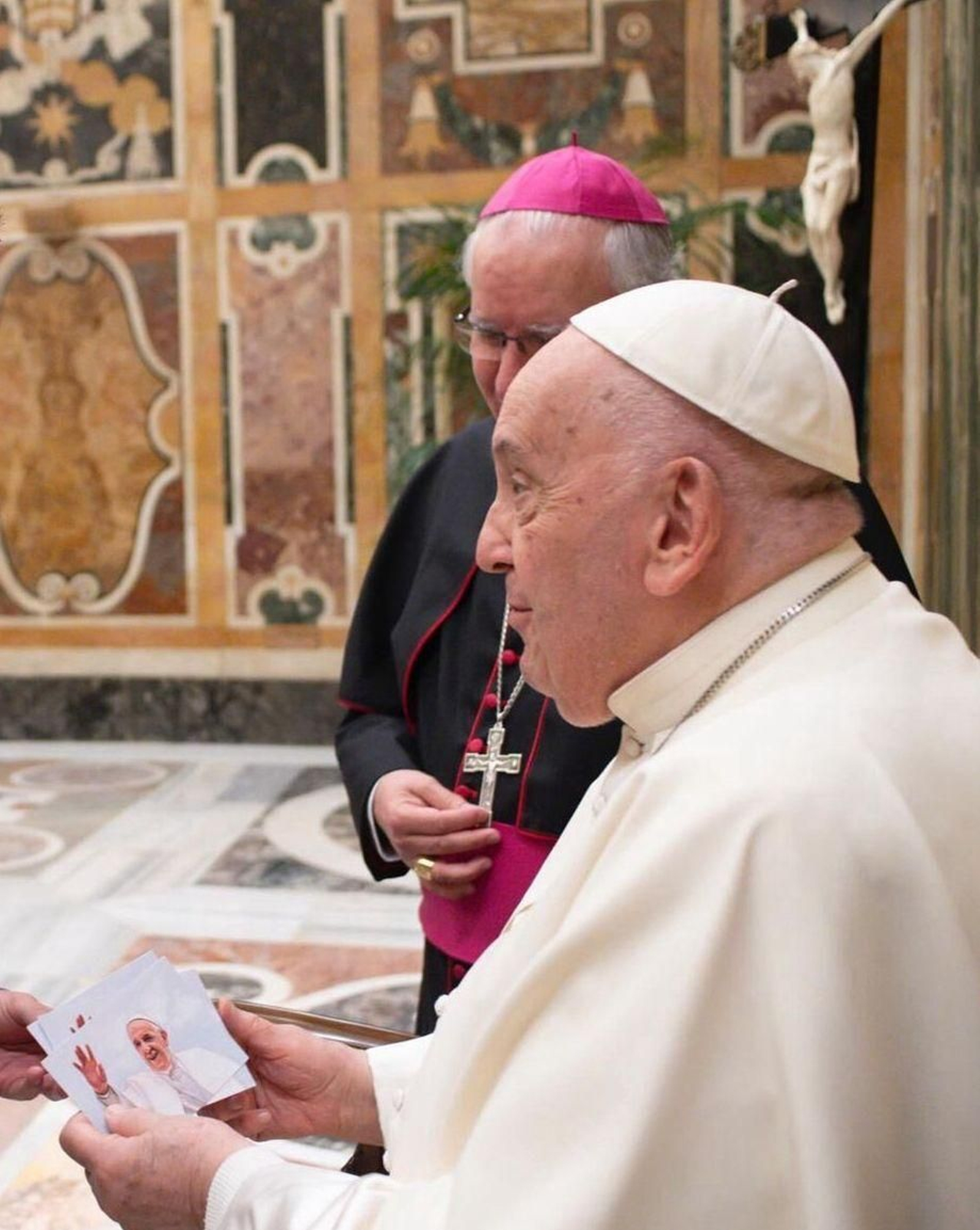 El Papa recibiendo los retratos junto a Saiz Meneses